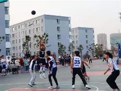 球场上人声鼎沸大家都在为各自的队伍加油助威