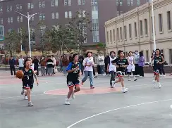 球场上人声鼎沸大家都在为各自的队伍加油助威